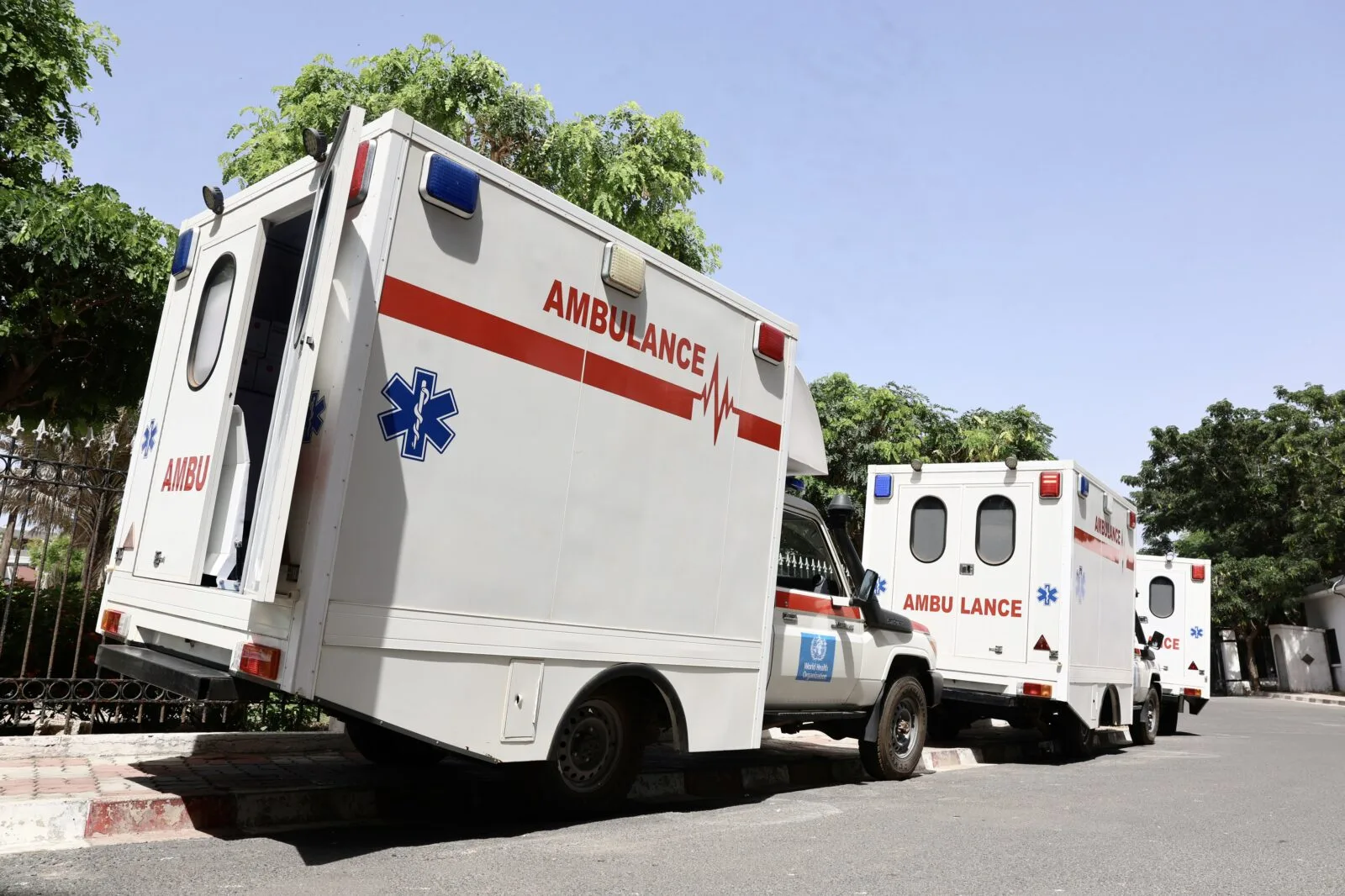 Ambulances-offertes-par-lOMS.jpeg